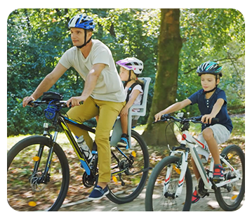Padre con sus hijos en bicicleta