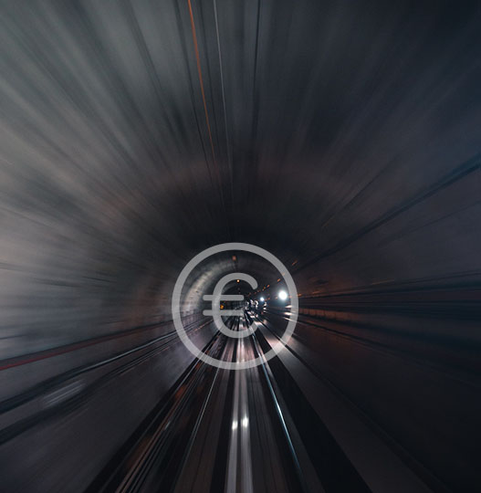 Imagen de túnel de Metro con un símbolo del Euro