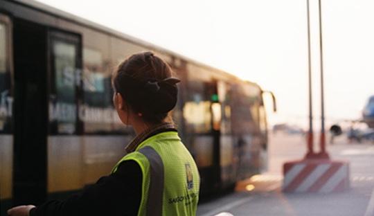 Mujer frente a un autobús