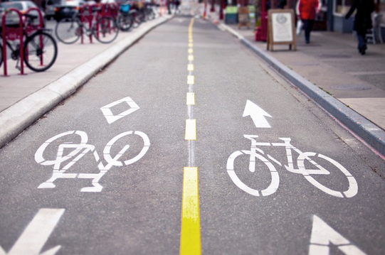 Vía con señales de carril bici en doble sentido
